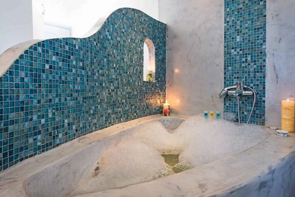 Villa Victoria hydromassage bathtub - Luxury bathroom with hydromassage bath and premium amenities