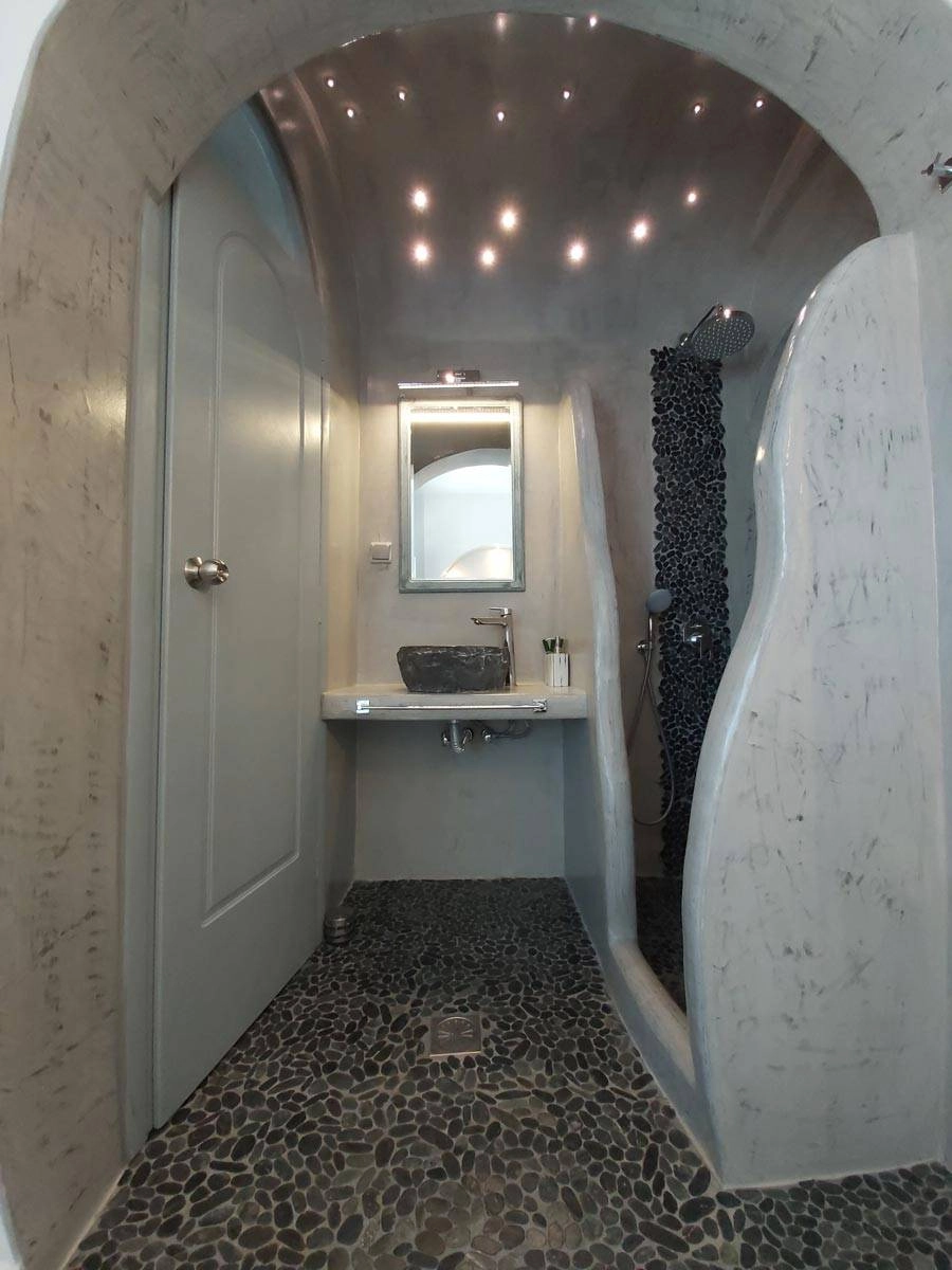 Villa Victoria black stone shower - Luxury bathroom with black stone finishes and modern design