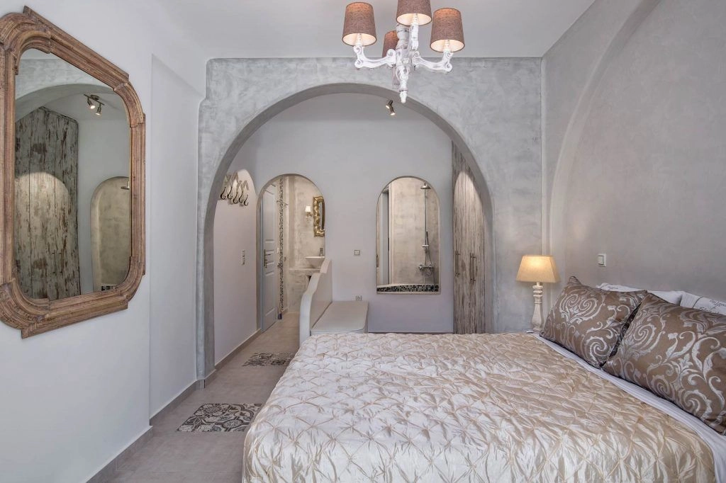 Villa Grégoire bedroom and bathroom - Spacious bedroom with en-suite bathroom facilities