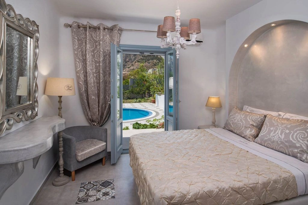 Villa Grégoire bedroom with pool view - Double bed with direct views of shared swimming pool