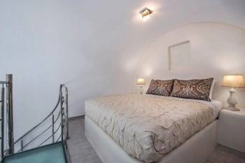 Villa Grégoire mezzanine bedroom - Open loft-style bedroom with double bed and natural lighting