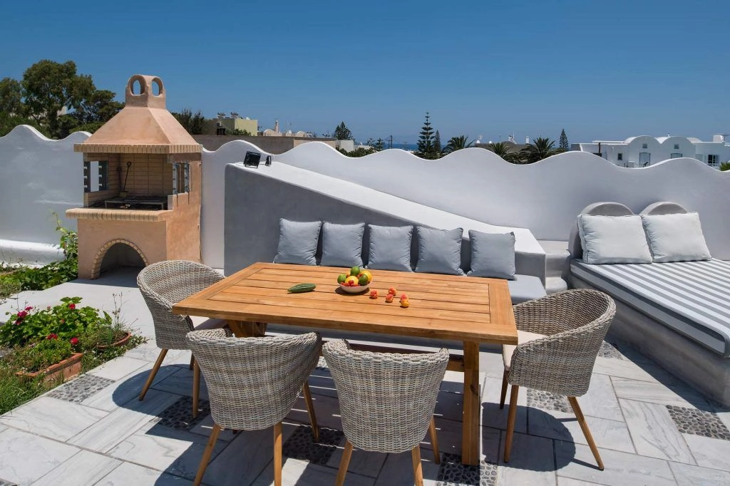 Felicity Villas outdoor dining and BBQ area - Covered terrace with dining table and barbecue facilities