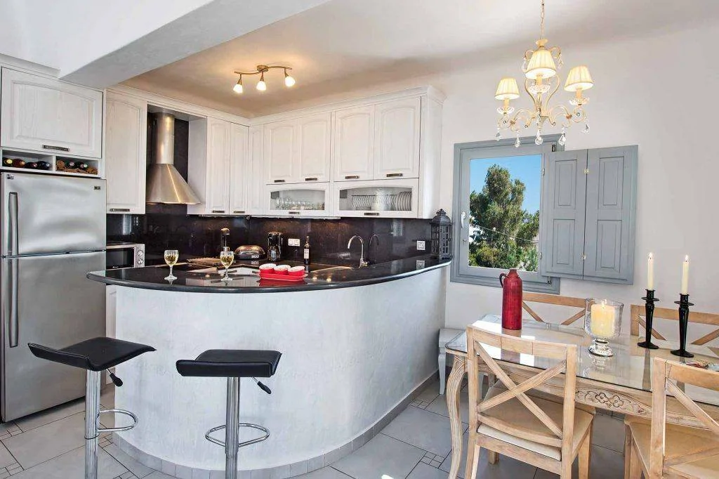 Villa Victoria modern kitchen - Fully equipped kitchen with contemporary appliances and dining area