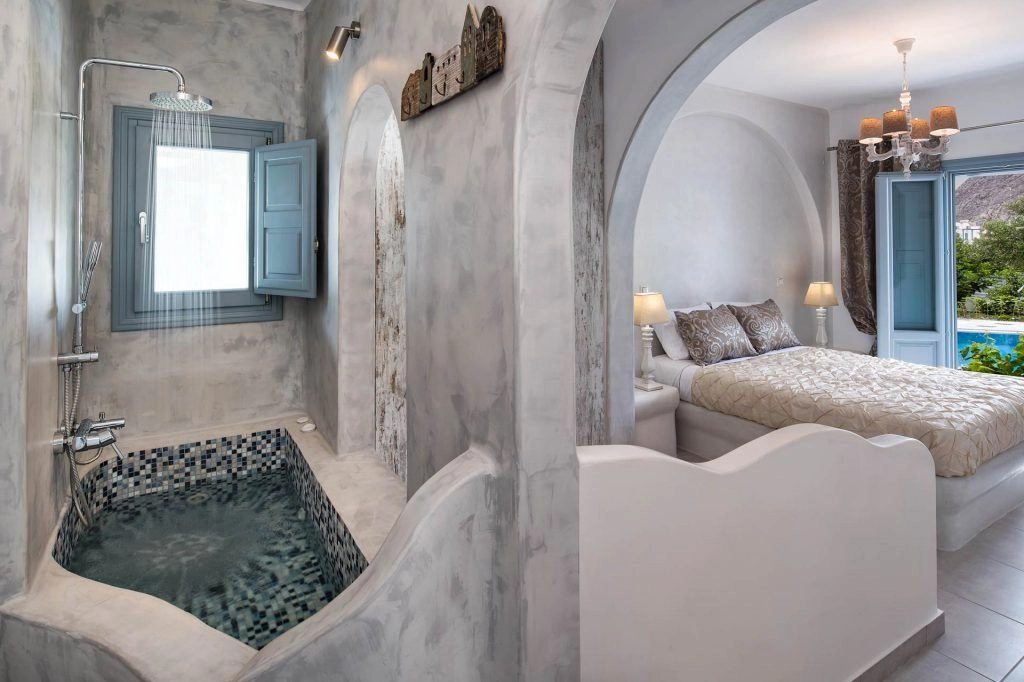 Villa Grégoire hydromassage bathtub with pool view - Luxury bathroom overlooking shared swimming pool